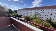 Balkon - Hübsche 3-Raum-Wohnung im 5. Wohnkomplex