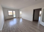 Wohnzimmer - 3-Raum-Wohnung mit großem Balkon, Aufzug und Blick über die Stadt!