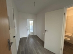 Flur - Angucken, einziehen und wohlfühlen! Helle 4-Raum-Wohnung mit großem Balkon!