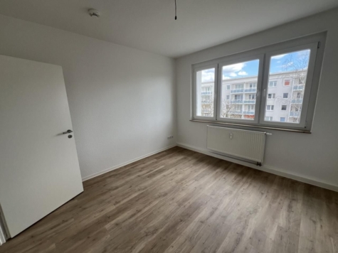 Bezugsfertige 3-Raum-Wohnung mit Tageslichtbad!, 15890 Eisenhüttenstadt, Etagenwohnung