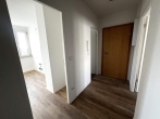 Flur - Wohnung mit modernisiertem Tageslichtbad!