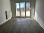 Wohnzimmer - Alles neu- bezugsfertige 3-Raum-Wohnung zum sofortigen Einzug!