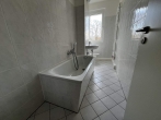 Bad mit Badewanne - 2-Raumwohnung im Erdgeschoss mit Balkon!