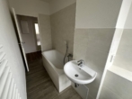Bad - Bezugsfertige 2-Raum-Wohnung mit modernisiertem Bad!